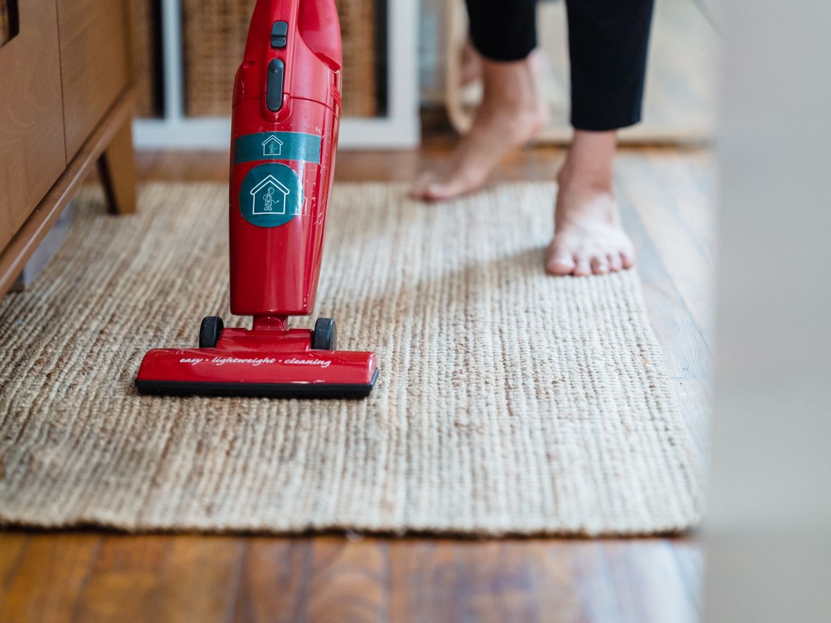 A carpet cleaner deep cleaning a rental carpet before inspection