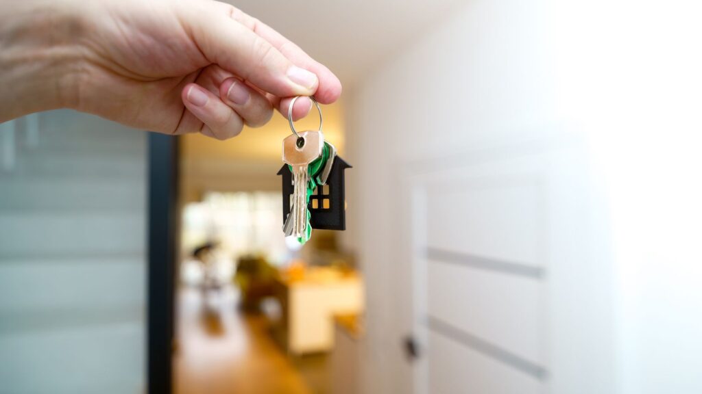 Holding apartment keys, ready to get your security deposit back at move-out