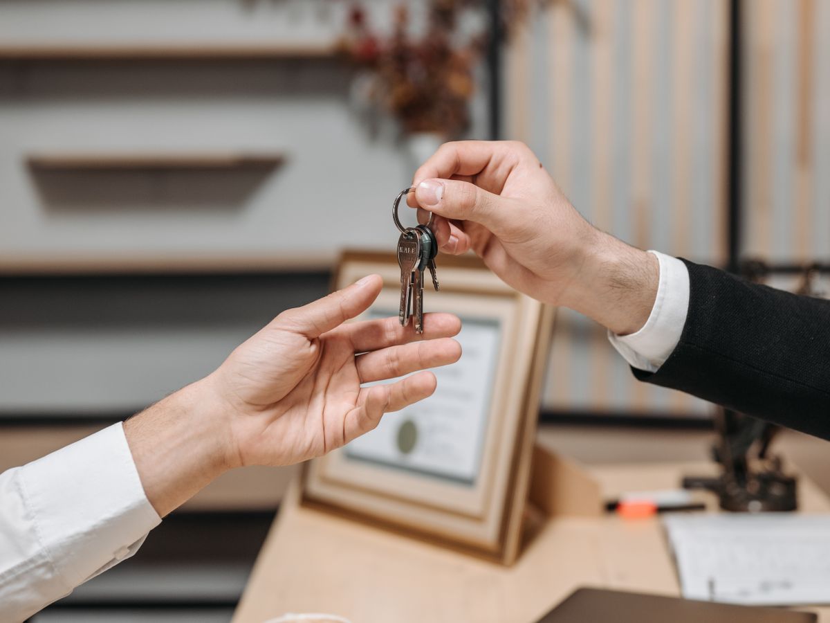 Hands exchanging keys during a rental handover