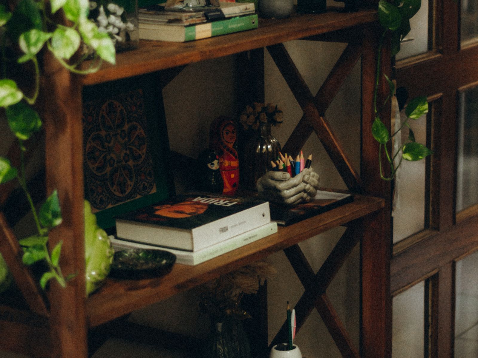 Tall freestanding bookshelf as a vertical storage idea for renters